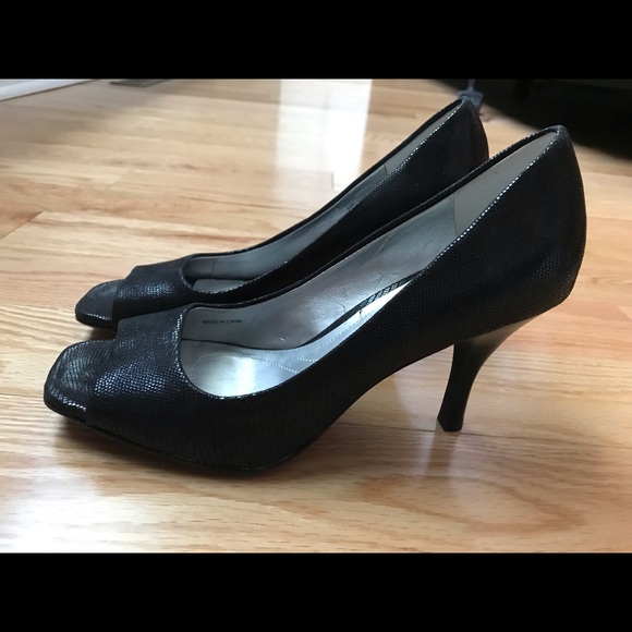 Tahari open toe heels - Picture 3 of 7